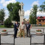 Skalbmierz. Prace konserwatorskie przy Krzyżu z figurami Św. Rozalii i Św. Rocha. Na zdjęciu (od lewej): Marek Juszczyk - burmistrz Skalbmierza, Marek Kula – pracownik Urzędu Miasta i Gminy w Skalbmierzu, Andrzej Gątkiewicz – inicjator działań / Marta Gajda / Radio Kielce