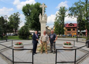 Skalbmierz. Prace konserwatorskie przy Krzyżu z figurami Św. Rozalii i Św. Rocha. Na zdjęciu (od lewej): Marek Juszczyk - burmistrz Skalbmierza, Marek Kula – pracownik Urzędu Miasta i Gminy w Skalbmierzu, Andrzej Gątkiewicz – inicjator działań / Marta Gajda / Radio Kielce