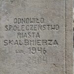 Skalbmierz. Prace konserwatorskie przy Krzyżu z figurami Św. Rozalii i Św. Rocha / Marta Gajda / Radio Kielce