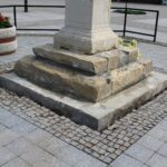 Skalbmierz. Prace konserwatorskie przy Krzyżu z figurami Św. Rozalii i Św. Rocha / Marta Gajda / Radio Kielce