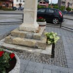 Skalbmierz. Prace konserwatorskie przy Krzyżu z figurami Św. Rozalii i Św. Rocha / Marta Gajda / Radio Kielce