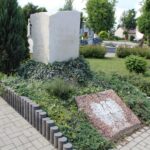 Skalbmierz. Prace konserwatorskie przy Krzyżu z figurami Św. Rozalii i Św. Rocha / Marta Gajda / Radio Kielce