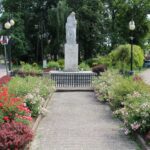 Skalbmierz. Prace konserwatorskie przy Krzyżu z figurami Św. Rozalii i Św. Rocha / Marta Gajda / Radio Kielce