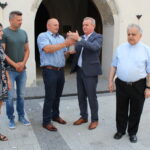 Kapsuła czasu umiejscowiona w dzwonnicy kościoła parafialnego pw. św. Jana Apostoła i Ewangelisty w Pińczowie. Na zdjęciu, od lewej: Ewa Bawor – pracownik UMiG w Pińczowie, Paweł Sobczyński - miejscowy konserwator dzieł sztuki, Zdzisław Woźniak - przewodniczący Rady Miejskiej w Pińczowie, Włodzimierz Badurak - burmistrz Miasta i Gminy Pińczów oraz ks. Dziekan Jan Staworzyński – proboszcz parafii pw. św. Jana Apostoła i Ewangelisty w Pińczowie / Marta Gajda / Radio Kielce