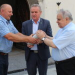 Kapsuła czasu umiejscowiona w dzwonnicy kościoła parafialnego pw. św. Jana Apostoła i Ewangelisty w Pińczowie. Na zdjęciu, od lewej: Zdzisław Woźniak - przewodniczący Rady Miejskiej w Pińczowie, Włodzimierz Badurak - burmistrz Miasta i Gminy Pińczów oraz ks. Dziekan Jan Staworzyński – proboszcz parafii pw. św. Jana Apostoła i Ewangelisty w Pińczowie / Marta Gajda / Radio Kielce