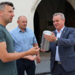 Kapsuła czasu umiejscowiona w dzwonnicy kościoła parafialnego pw. św. Jana Apostoła i Ewangelisty w Pińczowie. Na zdjęciu, od lewej: Paweł Sobczyński - miejscowy konserwator dzieł sztuki, Zdzisław Woźniak - przewodniczący Rady Miejskiej w Pińczowie, Włodzimierz Badurak - burmistrz Miasta i Gminy Pińczów / Marta Gajda / Radio Kielce