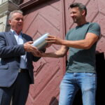 Kapsuła czasu umiejscowiona w dzwonnicy kościoła parafialnego pw. św. Jana Apostoła i Ewangelisty w Pińczowie. Od lewej: Włodzimierz Badurak - burmistrz Miasta i Gminy Pińczów i Paweł Sobczyński - miejscowy konserwator dzieł sztuki / Marta Gajda / Radio Kielce