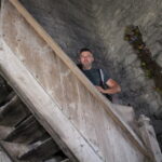 Kapsuła czasu umiejscowiona w dzwonnicy kościoła parafialnego pw. św. Jana Apostoła i Ewangelisty w Pińczowie. Paweł Sobczyński - miejscowy konserwator dzieł sztuki / Marta Gajda / Radio Kielce