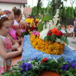 Konkurs na najpiękniejszy wianek rozpoczął obchody Nocy Świętojańskiej w Opatowcu / Marta Gajda / Radio Kielce