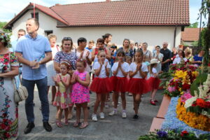 Konkurs na najpiękniejszy wianek rozpoczął obchody Nocy Świętojańskiej w Opatowcu / Marta Gajda / Radio Kielce