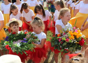 Konkurs na najpiękniejszy wianek rozpoczął obchody Nocy Świętojańskiej w Opatowcu / Marta Gajda / Radio Kielce