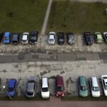 22.03.2016 Kielce. Ulica Szkolna. Parkujące samochody. / Jarosław Kubalski / Radio Kielce