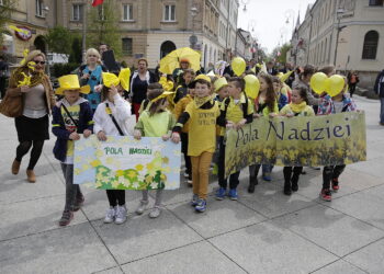 05.05.2017 Kielce. Marsz Żonkila.  Zaingurował akcję  „Pola Nadziei” / Jarosław Kubalski / Radio Kielce