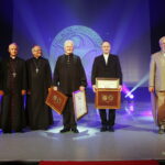 10.06.2019 Kielce. Gala wręczenia medali „Per Artem Ad Deum” podczas Targów Sacro Expo. Prrezes Targów Kielce Andrzej Mochoń, Biskup Marian Florczyk, biskup Michał Janocha i nagrodzeni Marcin Bornus-Szczyciński , Tadeusz Boruta i Alexander Kornoukhov / Jarosław Kubalski / Radio Kielce