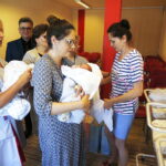 14.06.2019 Kielce. Świętokrzyskie Centrum Matki i Noworodka. Wojewoda Agata Wojtyszek i wicestarosta Tomasz Pleban wręczyli rodzicom trojaczków Agacie i Filipowi Ciurusiom wyprawki / Jarosław Kubalski / Radio Kielce