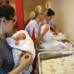 14.06.2019 Kielce. Świętokrzyskie Centrum Matki i Noworodka. Wojewoda Agata Wojtyszek i wicestarosta Tomasz Pleban wręczyli rodzicom trojaczków Agacie i Filipowi Ciurusiom wyprawki / Jarosław Kubalski / Radio Kielce