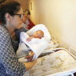 14.06.2019 Kielce. Świętokrzyskie Centrum Matki i Noworodka. Wojewoda Agata Wojtyszek i wicestarosta Tomasz Pleban wręczyli rodzicom trojaczków Agacie i Filipowi Ciurusiom wyprawki / Jarosław Kubalski / Radio Kielce