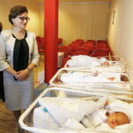 14.06.2019 Kielce. Świętokrzyskie Centrum Matki i Noworodka. Wojewoda Agata Wojtyszek i wicestarosta Tomasz Pleban wręczyli rodzicom trojaczków Agacie i Filipowi Ciurusiom wyprawki / Jarosław Kubalski / Radio Kielce