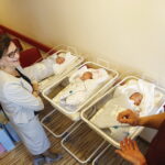 14.06.2019 Kielce. Świętokrzyskie Centrum Matki i Noworodka. Wojewoda Agata Wojtyszek i wicestarosta Tomasz Pleban wręczyli rodzicom trojaczków Agacie i Filipowi Ciurusiom wyprawki / Jarosław Kubalski / Radio Kielce