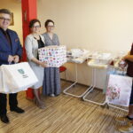14.06.2019 Kielce. Świętokrzyskie Centrum Matki i Noworodka. Wojewoda Agata Wojtyszek i wicestarosta Tomasz Pleban wręczyli rodzicom trojaczków Agacie i Filipowi Ciurusiom wyprawki / Jarosław Kubalski / Radio Kielce