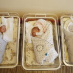 14.06.2019 Kielce. Świętokrzyskie Centrum Matki i Noworodka. Wojewoda Agata Wojtyszek i wicestarosta Tomasz Pleban wręczyli rodzicom trojaczków Agacie i Filipowi Ciurusiom wyprawki / Jarosław Kubalski / Radio Kielce