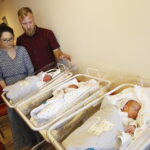 14.06.2019 Kielce. Świętokrzyskie Centrum Matki i Noworodka. Wojewoda Agata Wojtyszek i wicestarosta Tomasz Pleban wręczyli rodzicom trojaczków Agacie i Filipowi Ciurusiom wyprawki / Jarosław Kubalski / Radio Kielce