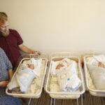 14.06.2019 Kielce. Świętokrzyskie Centrum Matki i Noworodka. Wojewoda Agata Wojtyszek i wicestarosta Tomasz Pleban wręczyli rodzicom trojaczków Agacie i Filipowi Ciurusiom wyprawki / Jarosław Kubalski / Radio Kielce