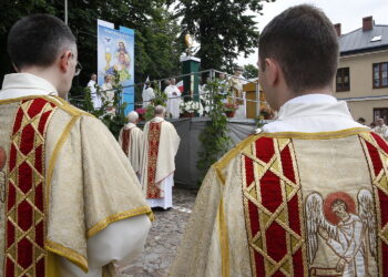 20.06.2019 Kielce. Boże Ciało. Procesja. Ołtarz przy kościele św. Wojciecha / Jarosław Kubalski / Radio Kielce