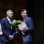 21.06.2019 Kielce. KCK. Nagrody za osiągnięcia dziedzinie kultur. Z rąk prezydenta Bogdana Wenty i radnej Joanny Winiarskiej otrzymuje Paweł Walańczyk / Jarosław Kubalski / Radio Kielce