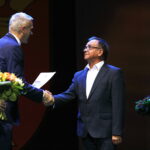 21.06.2019 Kielce. KCK. Nagrody za osiągnięcia dziedzinie kultur. Z rąk prezydenta Bogdana Wenty i radnej Joanny Winiarskiej otrzymuje Andrzej Dąbrowski / Jarosław Kubalski / Radio Kielce