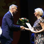 21.06.2019 Kielce. KCK. Nagrody za osiągnięcia dziedzinie kultur. Z rąk prezydenta Bogdana Wenty i radnej Joanny Winiarskiej otrzymuje Joanna Biskup - Brykczyńska / Jarosław Kubalski / Radio Kielce