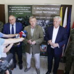 27.06.2018 Kielce. Konferencja Wojsk Obrony Terytorialnej w związku z wizytą Senackiej Komisji Obrony. . Od lewej Generał brygady Artur Dębczak, senatorzy Michał Potoczny, Jarosław Rusiecki i Jan Dobrzański oraz pułkownik Artur Barański / Jarosław Kubalski / Radio Kielce