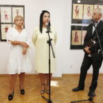 28.06.2019 Busko - Zdrój. Galeria "Zielona" i Fundacja im. Edwarda Kusztala - wystawa projektów kostiumów Małgorzaty Słoniowskiej do oper. OD lewej Małgorzata Słoniowska, Magdalena Kusztal i kierownik galerii Bogdan Ptak / Jarosław Kubalski / Radio Kielce