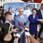 24.06.2019 Kielce. Konferencja inaugurująca informacyjną akcję premiera Mateusza Morawieckiego o programie Rodzina 500+. Wicewojewoda Bartłomiej Dorywalski, wiceminister rodziny, pracy i polityki społecznej Kazimierz Kuberski, wójt gminy Brody Marzena Bernat i burmistrz Chmielnika Paweł Wójcik / Jarosław Kubalski / Radio Kielce