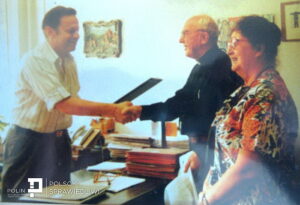 Ks Witold i Irena Olbrychtowicz z domu Pankowska w Yad Vashem, 1996 r, / Archiwum rodziny Stolarczyków