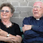 Ks Witold Stolarczyk z ocaloną / Archiwum rodziny Stolarczyków