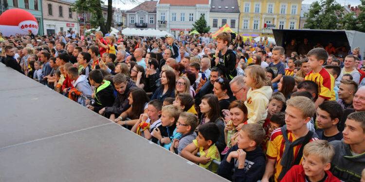 Prezentacja Korony na kieleckim Rynku. / Wojciech Habdas / Radio Kielce