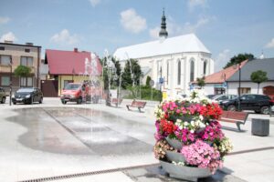 Bodzentyn. Plenerowy Raport Dnia. Rynek i kościół / Krzysztof Bujnowicz / Radio Kielce