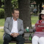 Wakcyny Raport Dnia.  Na zdjęciu od lewej: burmistrz Wiślicy Jarosław Jaworski oraz Ewa Okońska - Radio Kielce / Krzysztof Bujnowicz / Radio Kielce