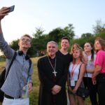 Spotkanie Młodych Diecezji Sandomierskiej. Młodzież wraz z biskupem sandomierskim Krzysztofem Nitkiewiczem / Grażyna-Szlęzak-Wójcik / Radio Kielce