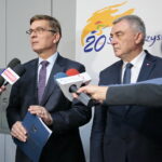 II sesja Sejmiku Województwa Świętokrzyskiego w Filharmonii Świętokrzyskiej. Na zdjęciu (od lewej): Andrzej Pruś - przewodniczący Sejmiku Województwa Świętokrzyskiego i Andrzej Bętkowski - marszałek Województwa Świętokrzyskiego  / Marzena Mąkosa / Radio Kielce