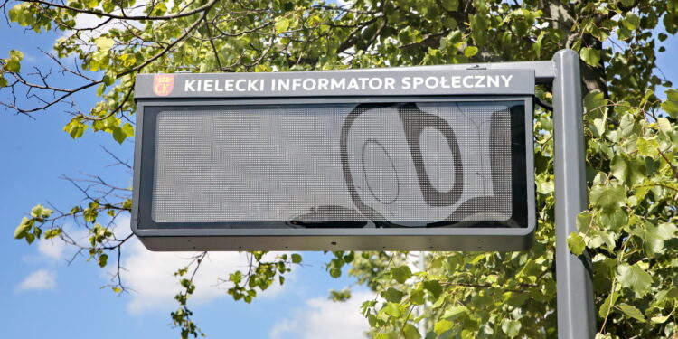 Kielce. Na przystankach pojawiły się ekrany „Kielecki Informator Społeczny” / Marzena Mąkosa / Radio Kielce