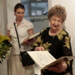 Wojenne losy por. Tadeusza Rojka i jego rodziny na wystawie w OMPiO. Córka porucznika Danuta Żbikowska / Marzena Mąkosa / Radio Kielce