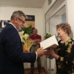 Wojenne losy por. Tadeusza Rojka i jego rodziny na wystawie w OMPiO. Dyrektor OMPiO Marek Maciągowski i córka por. Tadeusza Rojka Danuta Żbikowska / Marzena Mąkosa / Radio Kielce