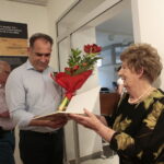 Wojenne losy por. Tadeusza Rojka i jego rodziny na wystawie w OMPiO. Prezes zarządu Radia Kielce Janusz Knap i córka porucznika Tadeusza Rojka Danuta Żbikowska / Marzena Mąkosa / Radio Kielce