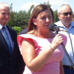 Otwarcie obwodnicy Ćmielowa. Na pierwszym planie burmistrz Ćmielowa Joanna Suska, od lewej Marek Jońca - członek zarządu województwa, po prawej poseł Kazimierz Kotowski / Emilia Sitarska / Radio Kielce