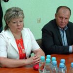 Lipnik. Podpisanie umów dotyczących dofinansowania modernizacji infrastruktury sportowej. Na zdjęciu (od lewej): Bożena Tokarska - skarbnik gminy Baćkowice, Marian Partyka - wójt Baćkowic / Emilia Sitarska / Radio Kielce