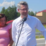 Otwarcie obwodnicy Ćmielowa. Od lewej Joanna Suska - burmistrz Ćmielowa, Damian Urbanowski - dyrektor Świętokrzyskiego Zarządu Dróg Wojewódzkich w Kielcach / Emilia Sitarska / Radio Kielce