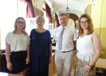Od lewej: Kamila Kurian, Barbara Cecot - nauczyciel chemii, Robert Warda - dyrektor LO im. Władysława Broniewskiego, Natalia Krupa / Emilia Sitarska / Radio Kielce