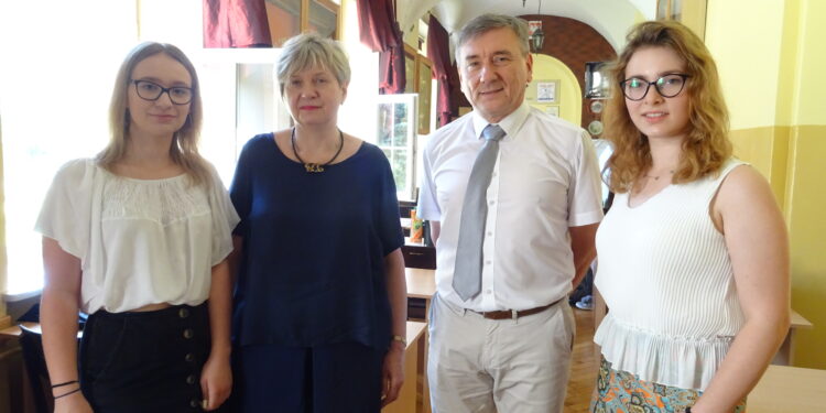 Od lewej: Kamila Kurian, Barbara Cecot - nauczyciel chemii, Robert Warda - dyrektor LO im. Władysława Broniewskiego, Natalia Krupa / Emilia Sitarska / Radio Kielce